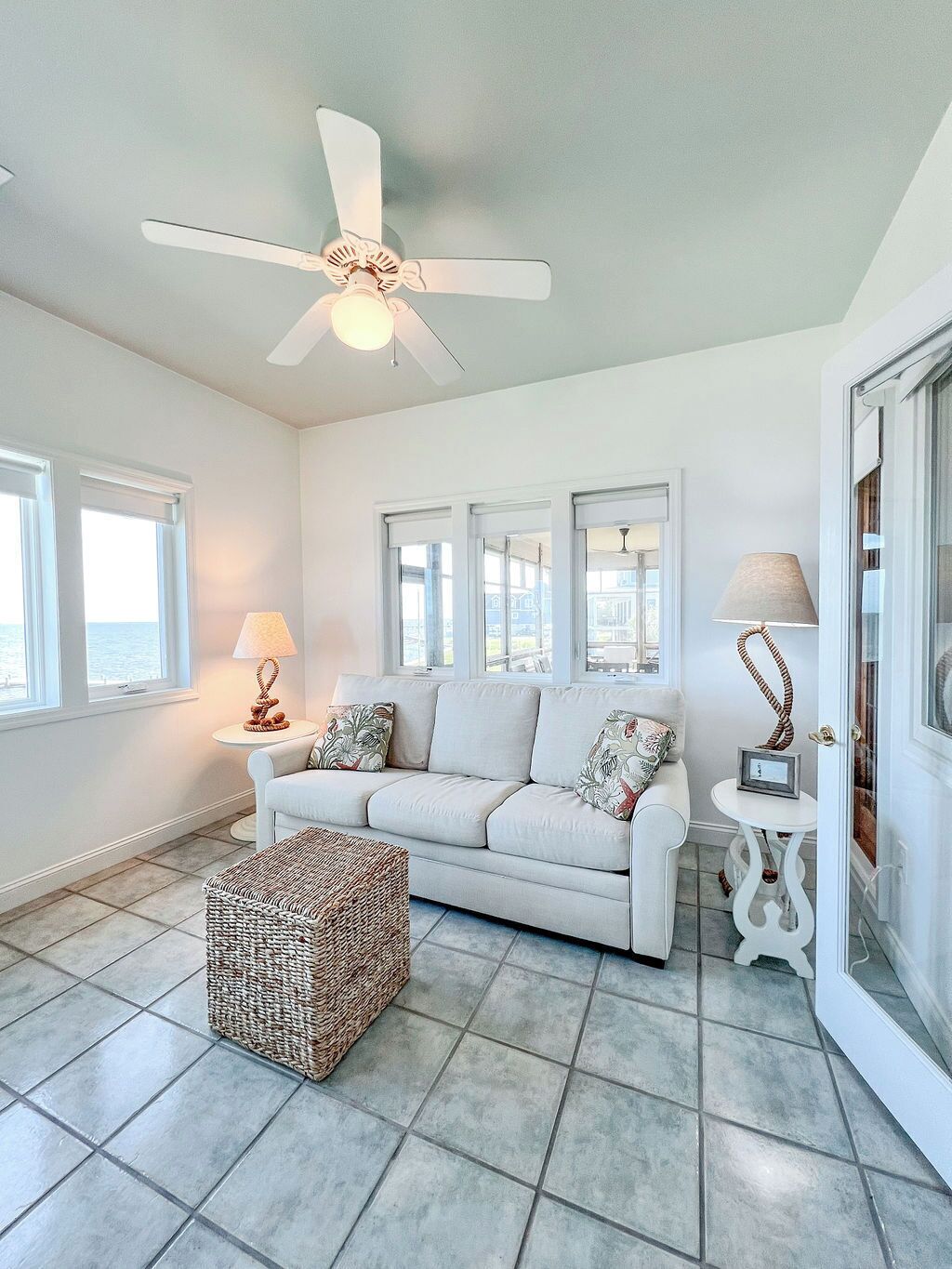 智能电视、壁炉、DVD 播放器、书