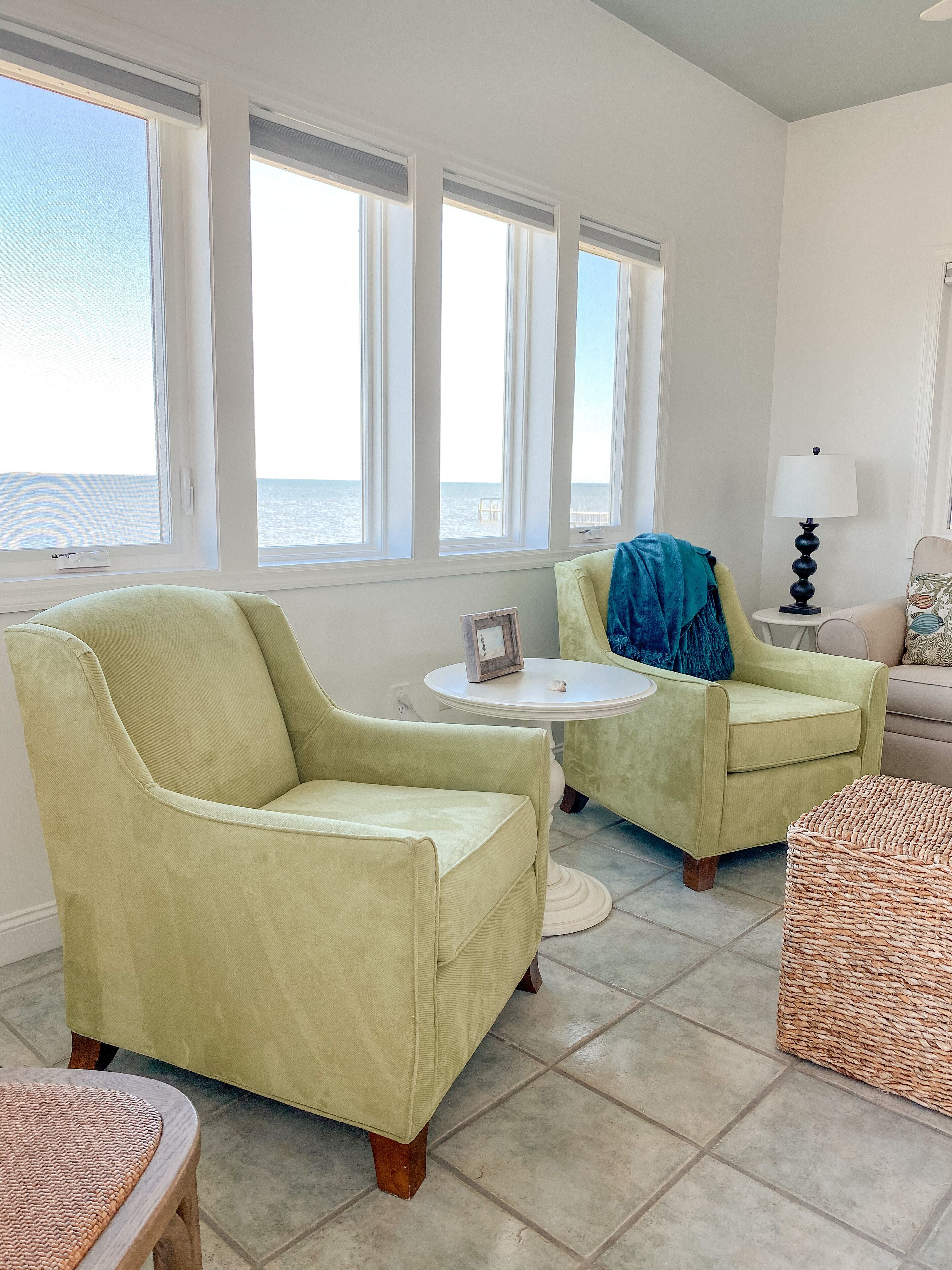 Smart-TV, Kamin, DVD-Player, Bücher