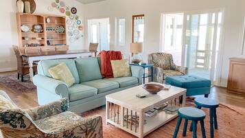 Smart-TV, Kamin, DVD-Player, Bücher