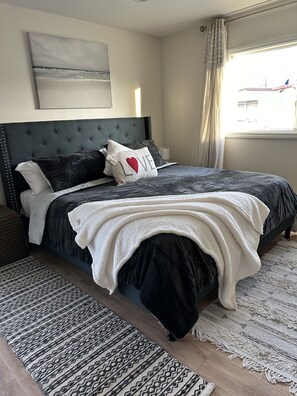 3 soverom, strykejern/-brett, wi-fi (mot et tillegg) og sengetøy