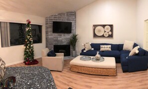 Smart-TV, Kamin, Bücher