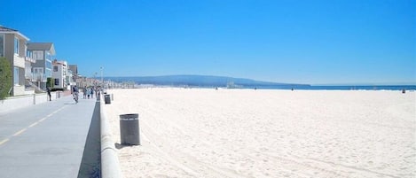 Plage à proximité, chaises longues, serviettes de plage