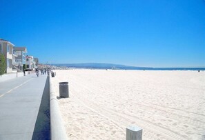 Nær stranden, solsenger og strandhåndklær