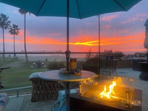 Outdoor dining - Outdoor Retreat with Panoramic Ocean Vistas, Sunrises, and Sunsets. (Imperial Beach)