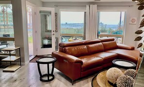 Smart TV, fireplace, table football - Outdoor Retreat with Panoramic Ocean Vistas, Sunrises, and Sunsets. (Imperial Beach)
