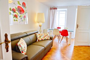 TV, books - Elegant 2 bedroom apartment in the very heart of historical Strasbourg (Strasbourg)