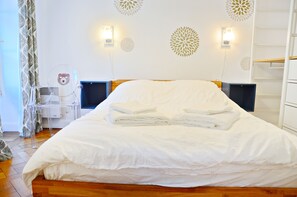 2 slaapkamers, een strijkplank/strijkijzer, internet, beddengoed