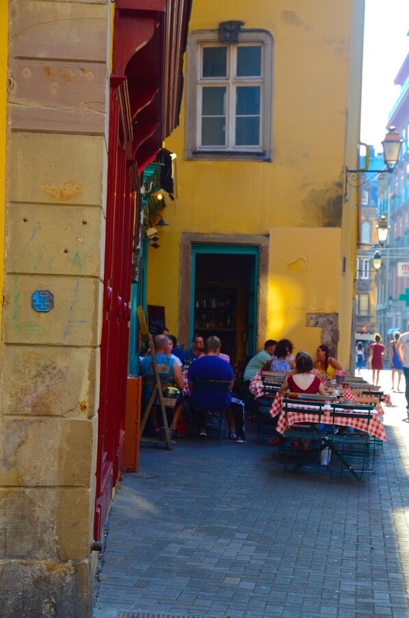 Outdoor dining - Elegant 2 bedroom apartment in the very heart of historical Strasbourg (Strasbourg)
