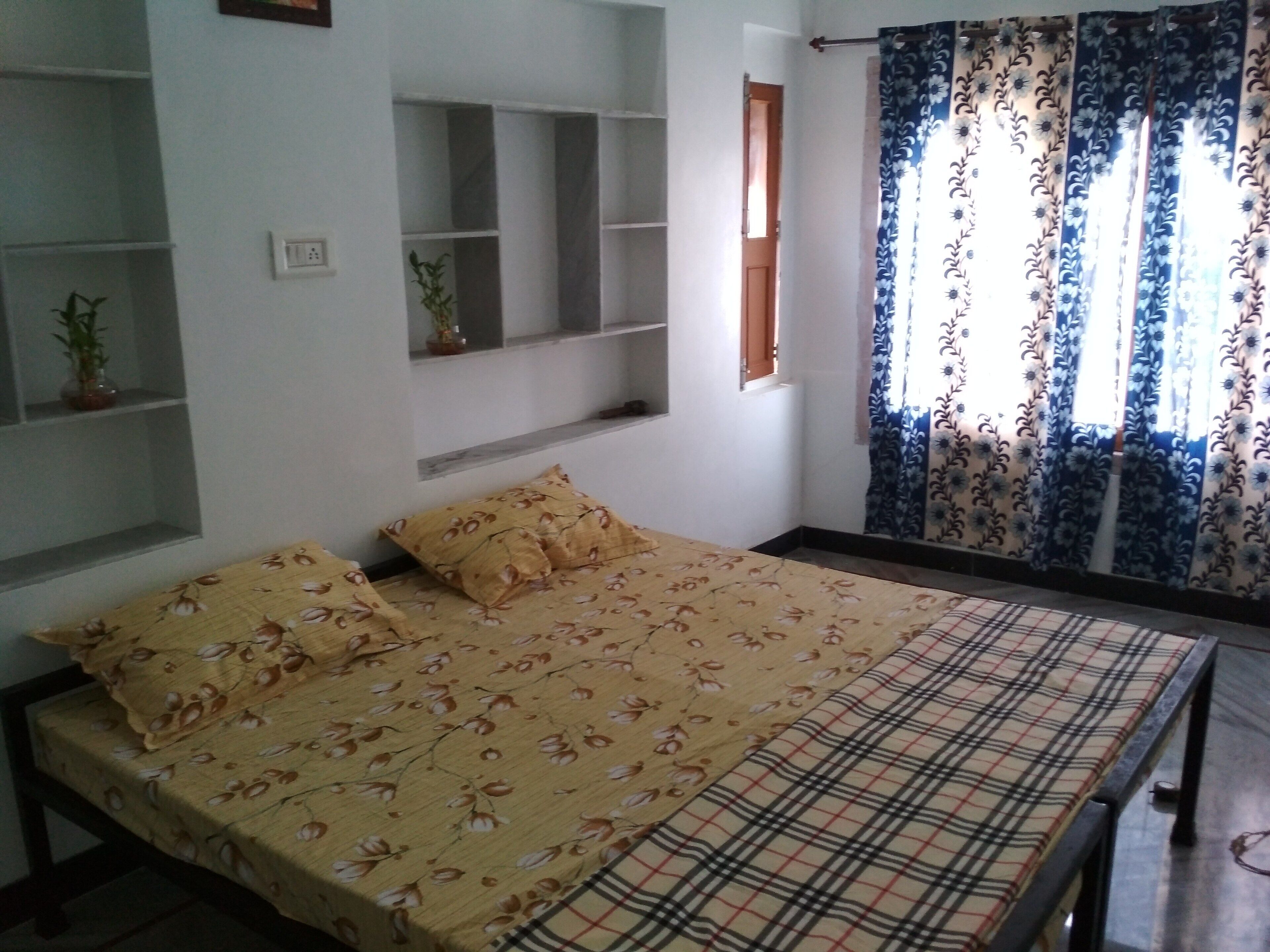 4 habitaciones, tabla de planchar con plancha, wifi y ropa de cama 