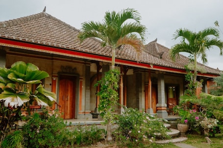 Escritorio, wifi gratis y ropa de cama . Puri Sunny Guesthouse
