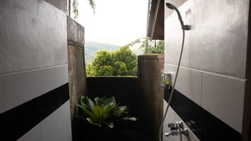 Standaard tweepersoonskamer | Badkamer | Een douche, gratis toiletartikelen, een haardroger, een bidet