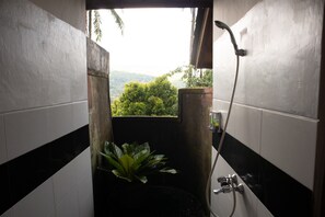 Habitación estándar doble | Baño | Ducha, artículos de higiene personal gratuitos, secador de pelo y bidé