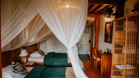 Escritorio, wifi gratis y ropa de cama . Puri Sunny Guesthouse