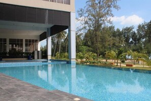 Una piscina al aire libre