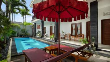 Kolam renang outdoor, dengan kursi berjemur