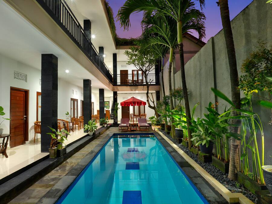 Piscina externa, espreguiçadeiras