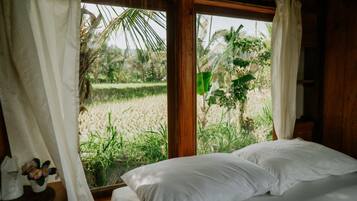 Free WiFi, bed sheets