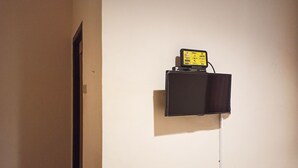 Economy Single Room | Room amenity - Capital O 142 Hotel Al Furqon Syariah (Palembang)