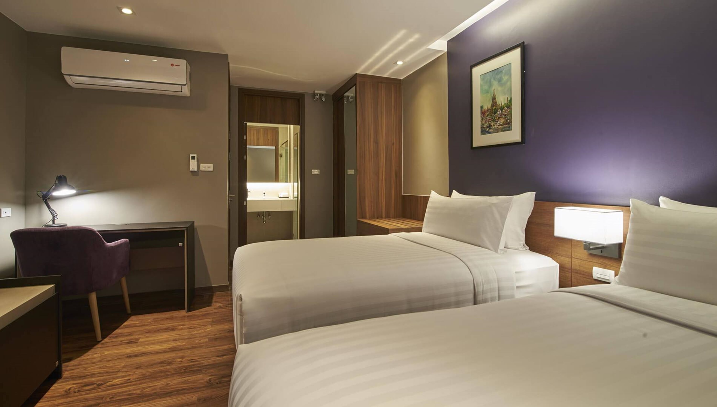 Minibar, brankas, meja kerja, dan kedap suara