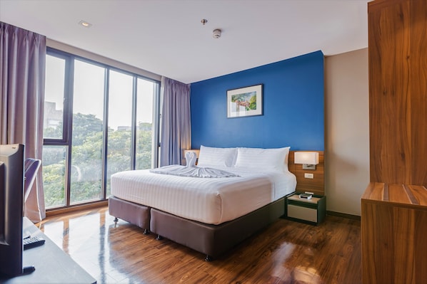 1-Bedroom Suite | Minibar, safe på rommet, skrivebord og lydisolert