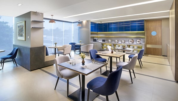 Se sirven desayunos, comidas y cocina tailandesa