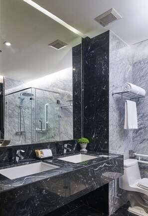 Appartement Penthouse | Salle de bain | Articles de toilette (gratuits), séchoir à cheveux, pantoufles