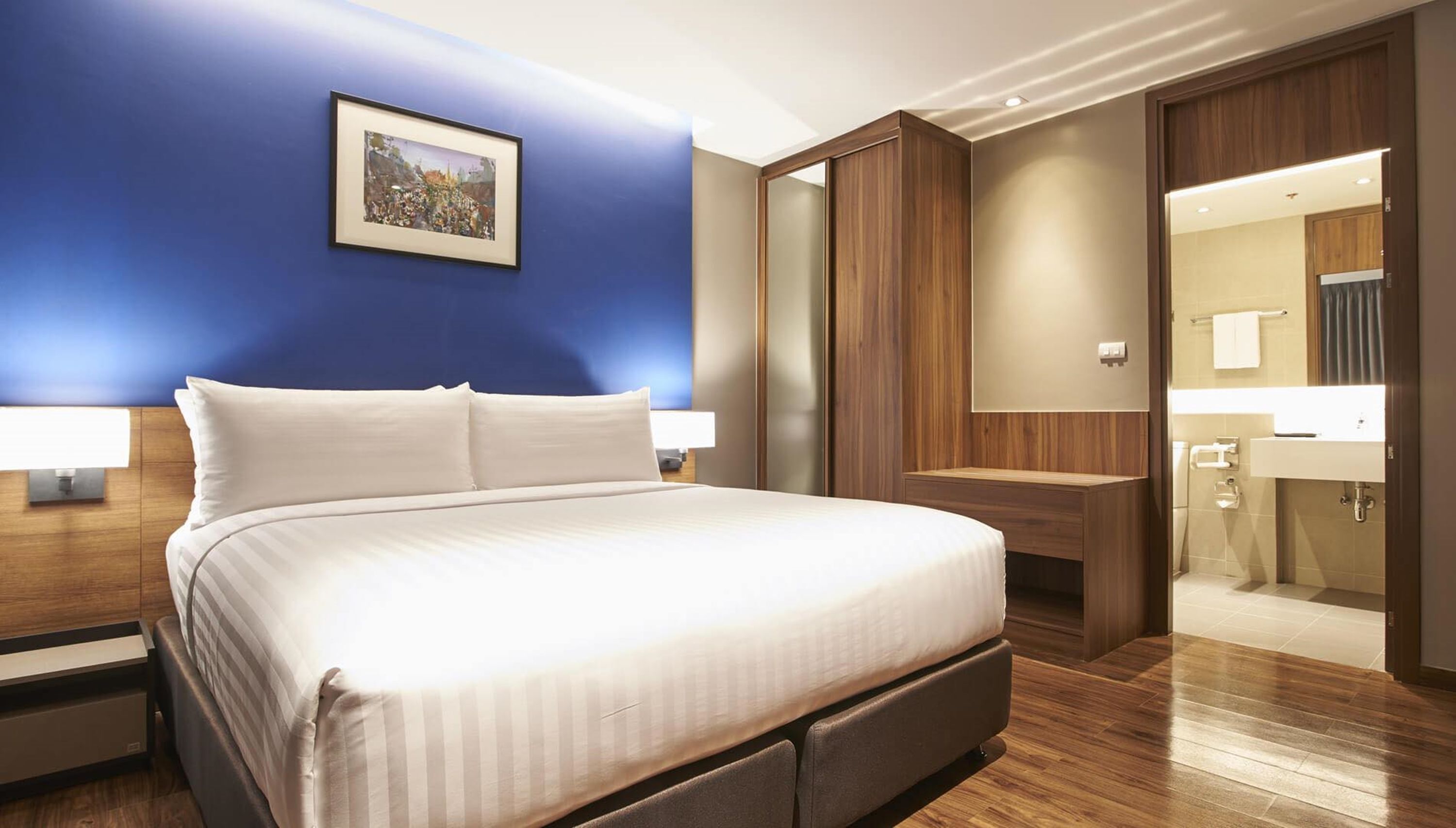 Minibar, brankas, meja kerja, dan kedap suara