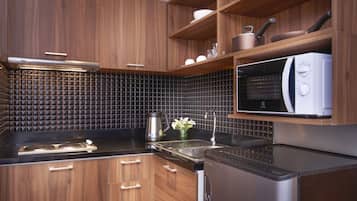 Refrigerador con freezer, microondas, placa de cocina, cafetera/tetera