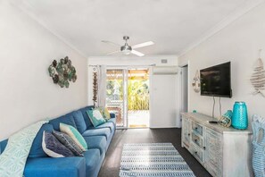 TV, fireplace, books - Mollymook Beach Cottage (Mollymook)