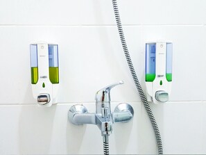 Douche, articles de toilette gratuits, chaussons, serviettes fournies