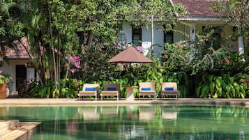 Outdoor pool, pool loungers
