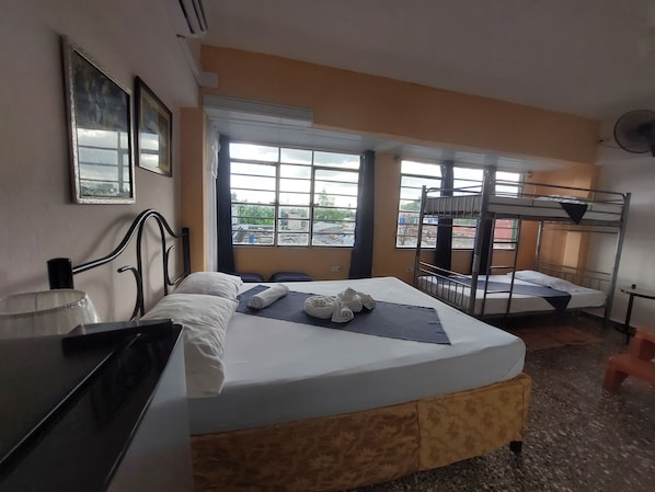Couette en duvet, minibar, coffre-fort, décor unique