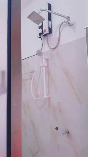 Shower, rainfall showerhead, hair dryer, bathrobes - Ella camping Resort (Ella)