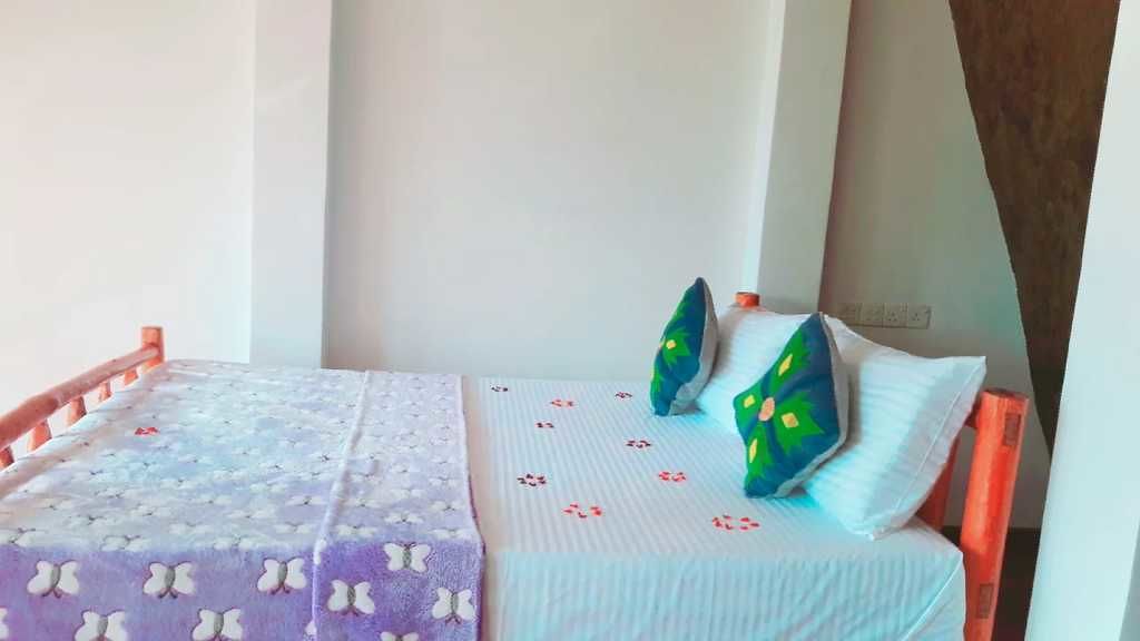 Minibar, brankas, setrika/meja setrika, dan tempat tidur lipat/tambahan