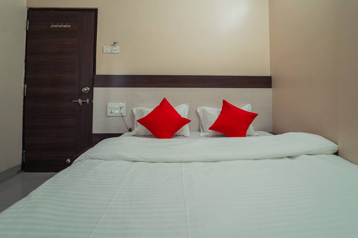 Premium bedding, in-room safe, individually decorated