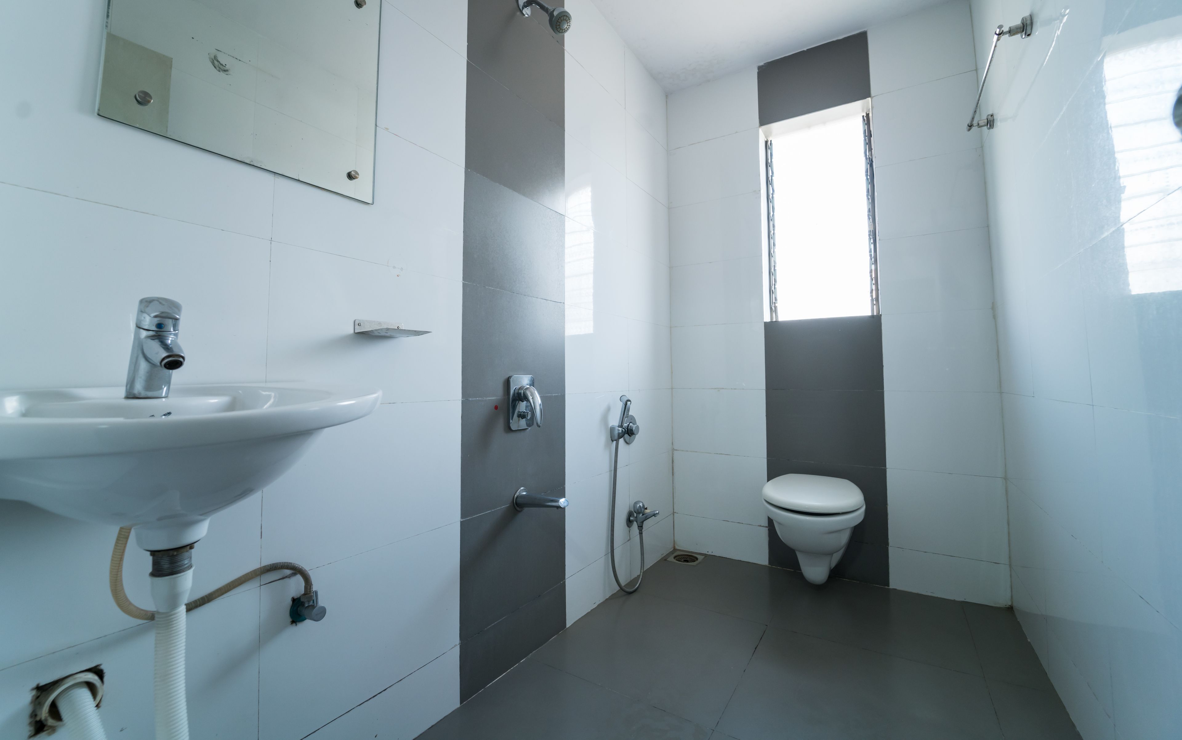 Shower, rainfall showerhead, free toiletries, towels
