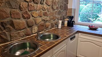 Frigorífico, microondas, lavavajillas y cafetera o tetera