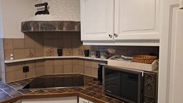 Fridge, microwave, dishwasher, coffee/tea maker