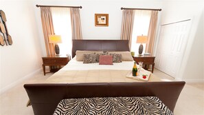 Perhehuvila, poreamme, puutarha-alue | 4 makuuhuonetta, kannettavalle tietokoneelle sopiva työtila