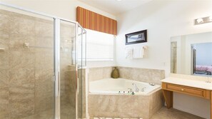 Familienvilla, Whirlpool, zum Garten hin | Whirlwanne