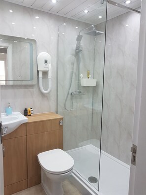 Deluxe Cottage, 1 Bedroom | Bathroom | Rainfall showerhead, designer toiletries, hair dryer, towels - 1 The Mews (Derby)
