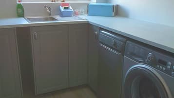 Deluxe Cottage, 1 Bedroom | Private kitchen | Fridge, microwave, oven, stovetop