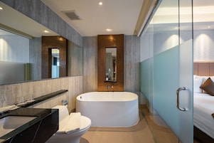 Suite | Baño | Artículos de higiene personal gratuitos, zapatillas y toallas