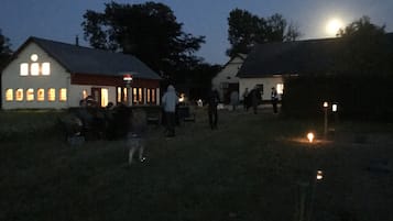 Voorkant accommodatie - avond/nacht