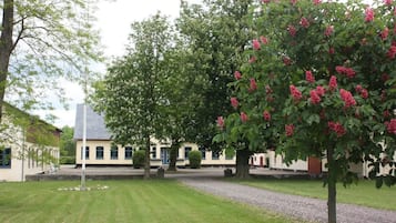 Vista frontal de la propiedad