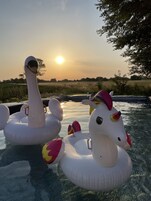 Una piscina al aire libre