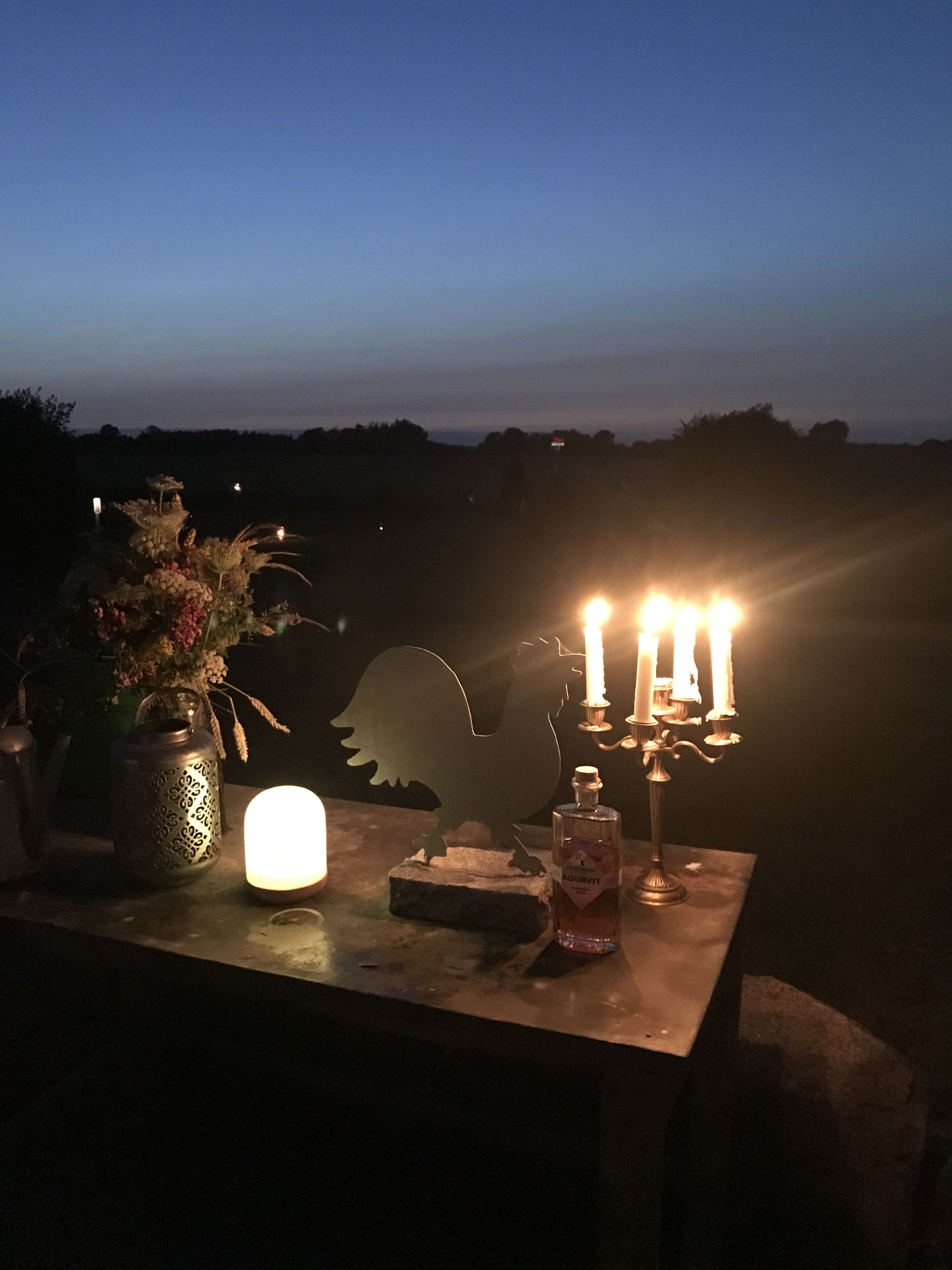 Fachada da propriedade à noite