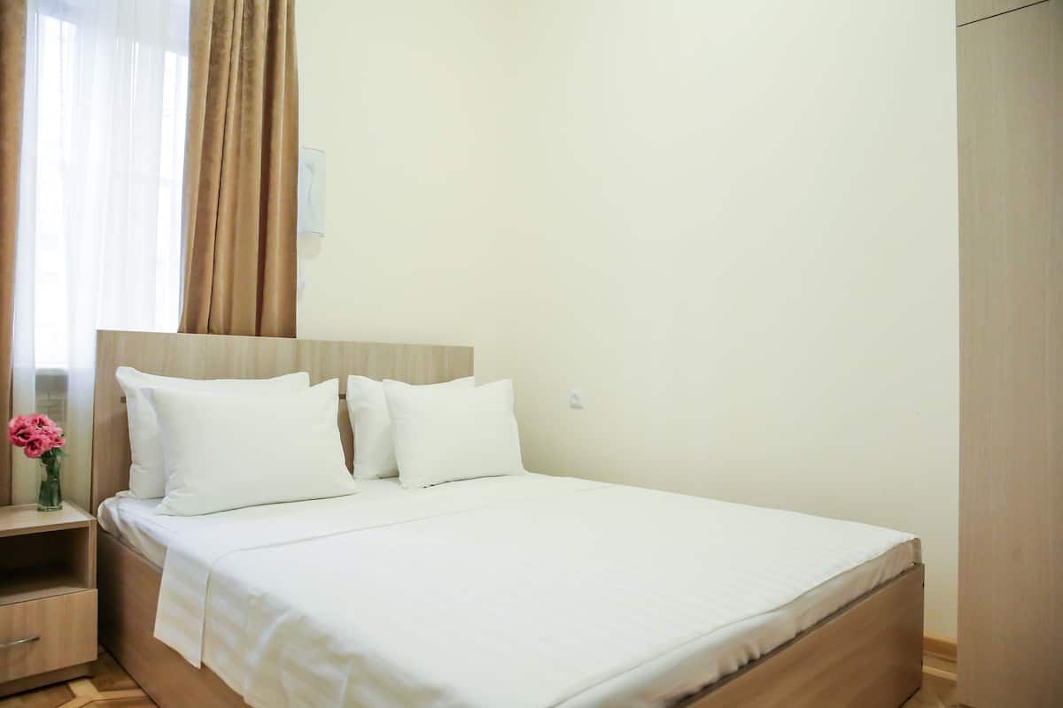 Kamar Double Standar | Seprai premium, minibar, meja kerja, dan kedap suara