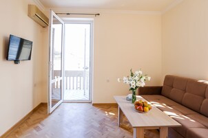 Premium bedding, minibar, desk, soundproofing