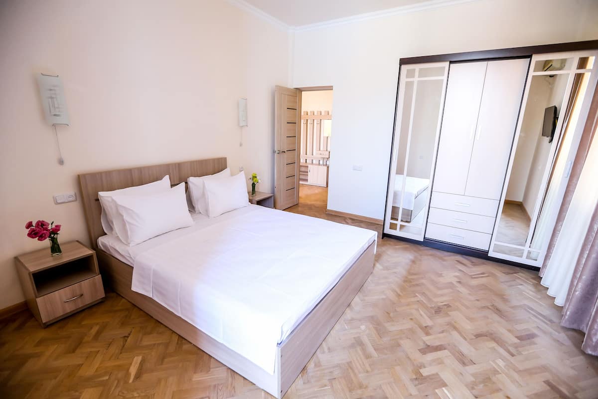 Apartemen Keluarga | Seprai premium, minibar, meja kerja, dan kedap suara